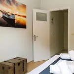Aura 1 *